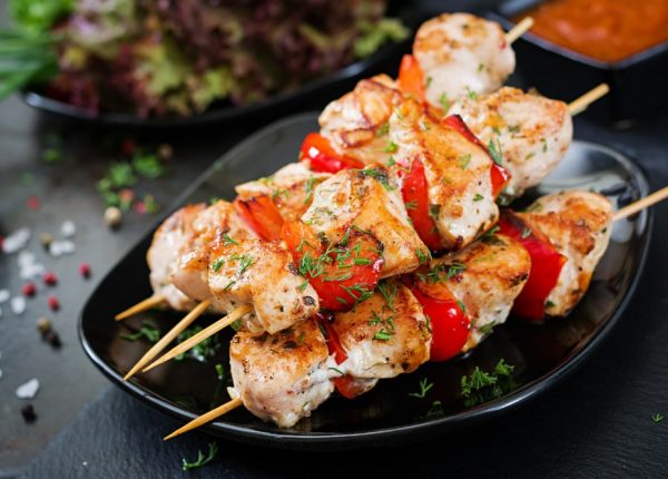 chicken-skewers-with-slices-sweet-peppers-dill-min